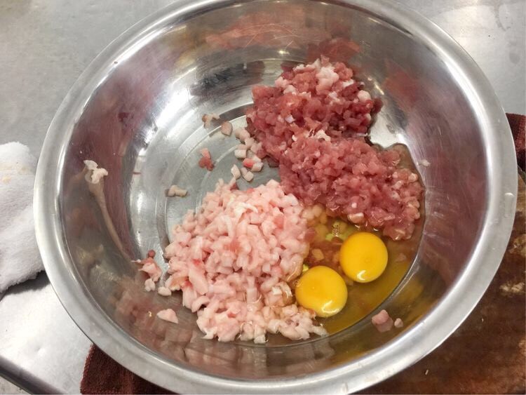 正宗的扬州特色菜-红烧狮子头,根据肉量的多少，酌情放2到3个鸡蛋。