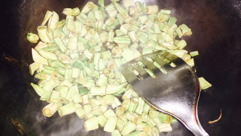 葱油豆角焖面,放切好的豆角段翻炒2分钟，加少许盐