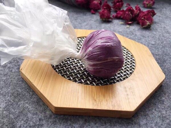 紫薯茶巾布绞,保鲜膜收起来，轻轻拧一圈就可以了。

