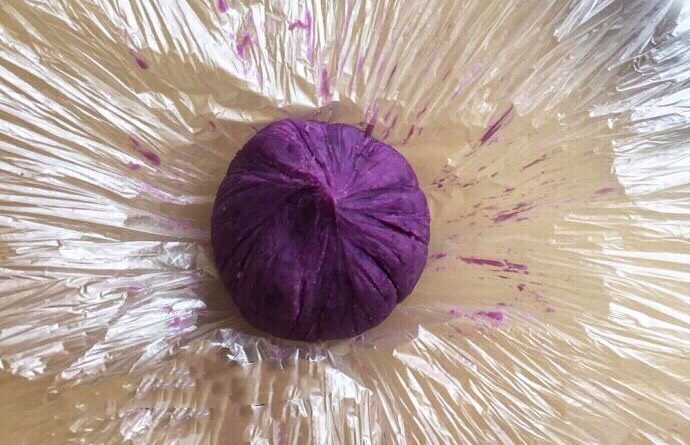 紫薯茶巾布绞,把保鲜膜轻轻拉开。