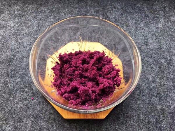 紫薯茶巾布绞,蒸熟的紫薯自然凉透后，随便用什么方法把蒸熟的紫薯弄成泥。

