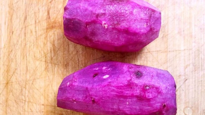 紫薯茶巾布绞,紫薯用刨子去皮，切成片。