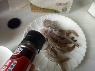 黄金炸虾,撒点研磨的黑胡椒
