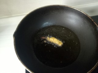 黄金炸虾,油烧热了，一开始用一个虾测试油温，虾周围有泡泡这样就好了，