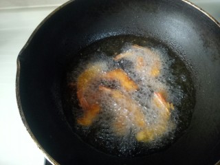 黄金炸虾,把预先裹好的虾放入油锅炸一下，一分钟就好了，很容易熟的，金黄颜色就好了