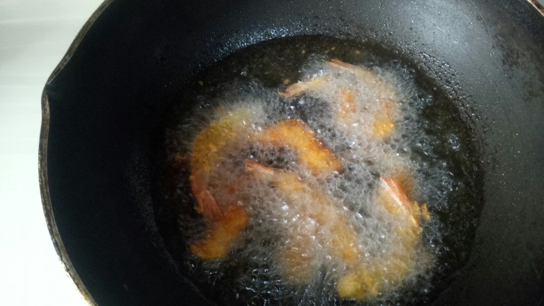 黄金炸虾,把预先裹好的虾放入油锅炸一下，一分钟就好了，很容易熟的，金黄颜色就好了