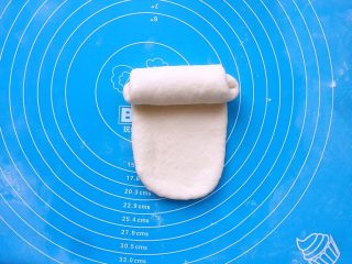 酸奶吐司（一次发酵法）,从上往下卷起约2.5～3个圈即可，卷圈太多会影响发酵