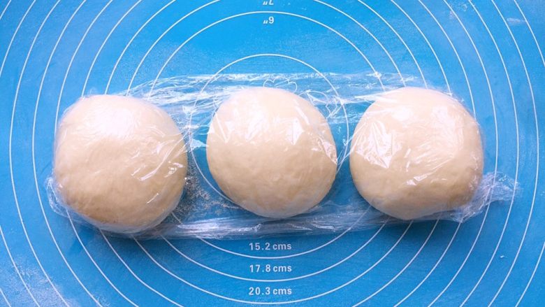酸奶吐司（一次发酵法）,面团称重平均分为3份，约140g/个，滚圆，盖上保鲜膜松弛10min