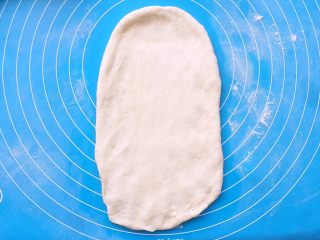 酸奶吐司（一次发酵法）,用擀面杖擀开成长舌状