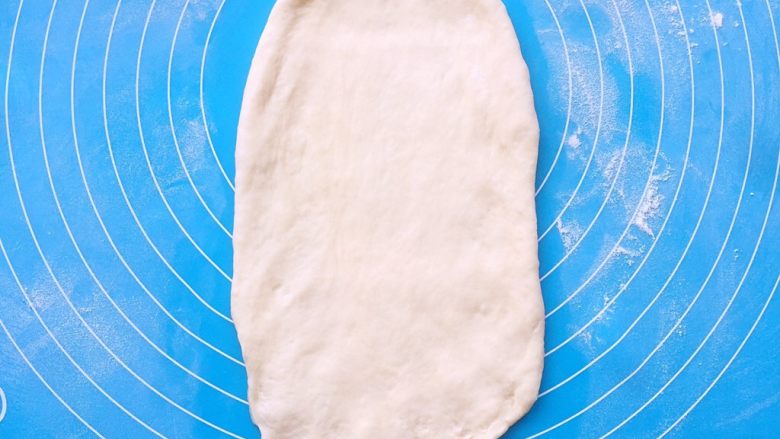 酸奶吐司（一次发酵法）,用擀面杖擀开成长舌状
