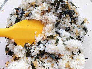 五彩饭团,用刮刀将海苔虾米和白米饭搅拌均匀