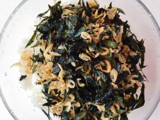 五彩饭团,加入炒好的海苔虾米碎