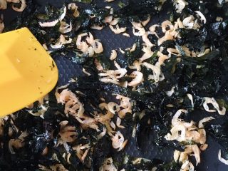 五彩饭团,继续翻炒至虾米变得金黄 海苔变的酥脆