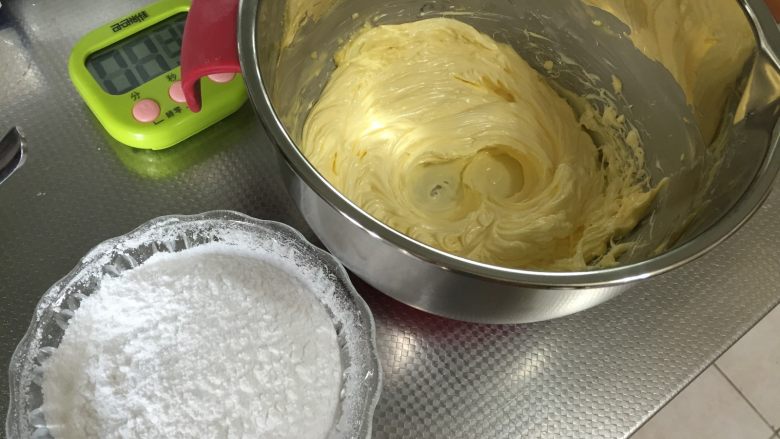 干果核桃磅蛋糕,软化好的黄油用打蛋器稍稍打发至顺滑，分两次倒入糖粉