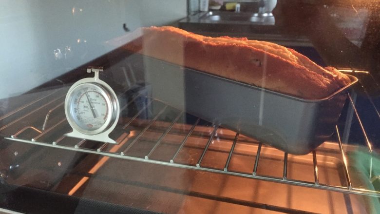 干果核桃磅蛋糕,放入预热好的烤箱中170摄氏度 烤制55分钟左右
表面上色后加盖锡纸，避免上色过重不好看