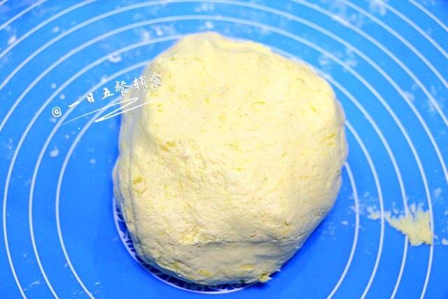 南瓜饼（蒸、煎、烤3种做法）,最终面团很柔软，光滑略有硬度的，不粘手，容易塑型。
将面团分成30g左右的小面团。
