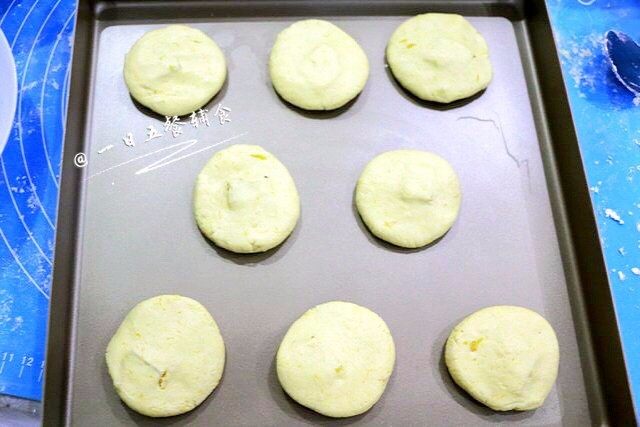 南瓜饼（蒸、煎、烤3种做法）,压成饼状。我的奶酪切的太厚，都突出来了 ::>_<::
