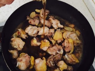 子姜麻油鸡,翻炒时再加料酒适量，翻炒均匀在加适量生抽，盖上锅盖焖煮至汤汁浓稠即可