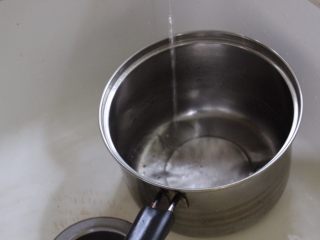 自制三文鱼肉松,在一个锅里加水