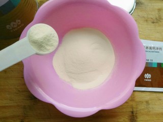 花生高钙牛轧糖,将3勺蛋白粉放在小碗里