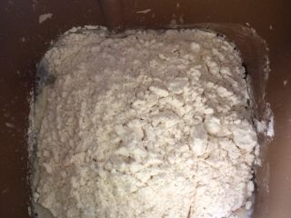 米香奶酪山形吐司（冷藏发酵法）,除了黄油外，所有材料放入面包机中，酵母和盐、糖分角落放置。