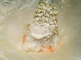 花生高钙牛轧糖,迅速加入其它材料(高钙蛋白粉和花生碎)