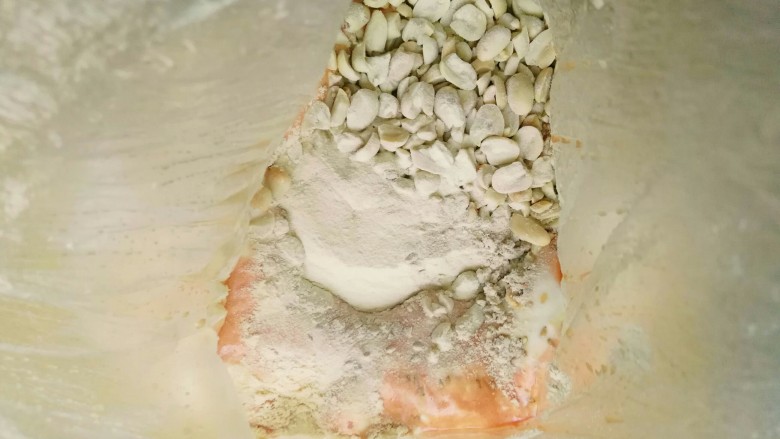 花生高钙牛轧糖,迅速加入其它材料(高钙蛋白粉和花生碎)