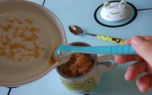 苹果泥,如果您想得到纯苹果汁，则先将磋磨后的苹果泥，用硅胶软勺缓缓刮入过滤杯中。