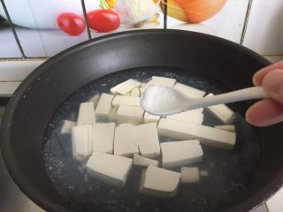 咸蛋黄虾仁豆腐,豆腐比较嫩，为了让它不容易碎，需要事先用开水加点盐焯一下增加它的韧劲