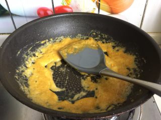 咸蛋黄虾仁豆腐,炒锅倒入少许色拉油，倒入咸蛋黄小火炒到起泡