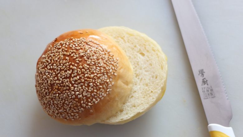 汉堡,烤好的面包取出晾凉。
将面包横着一切两半。
