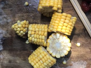 榴莲壳炖鸡,玉米切成段