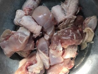 榴莲壳炖鸡,鸡腿或者整鸡剁成块，泡水去血水