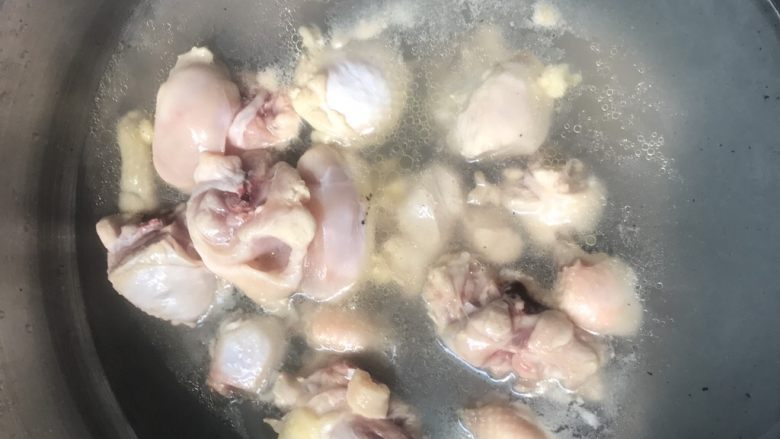 榴莲壳炖鸡,鸡肉放入开水中，焯水