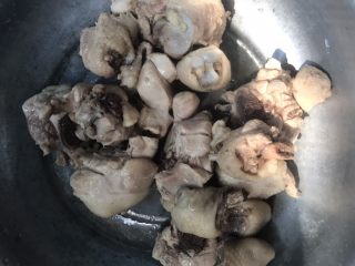 榴莲壳炖鸡,鸡肉捞出后放置在一边
此处注意，肉焯水后不要放入冷水，会不容易炖烂