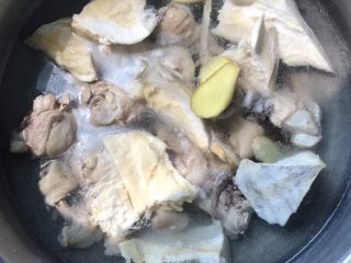 榴莲壳炖鸡,先把鸡肉和榴莲壳放进水里，开锅后，加入大枣、姜片小火炖30mins
