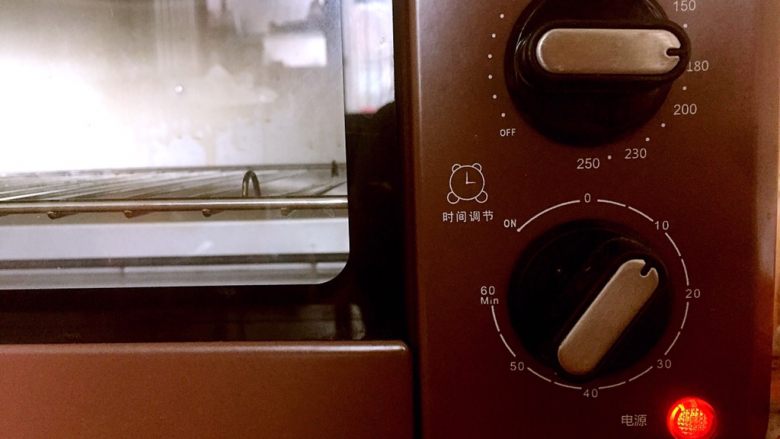 酸奶吐司（一次发酵法）,预热烤箱上下火180度10min
