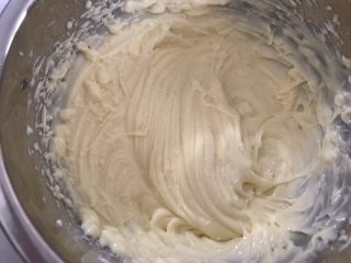 椰蓉奶酥夹心面包,软化的黄油＋糖粉打蛋器打至蓬松后分次加入鸡蛋液打匀