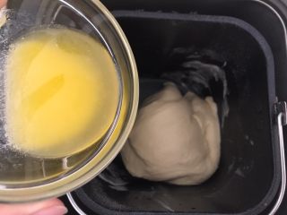 椰蓉奶酥夹心面包,加入软化的（融化的也可以）黄油，继续和面20分钟