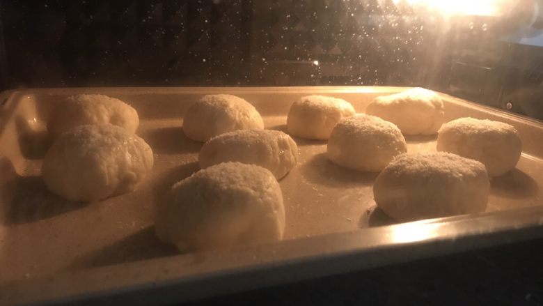 椰蓉奶酥夹心面包,包好馅的面团表面刷一层蛋液或者水，沾上椰蓉，放在烤盘上，最后发酵20分钟