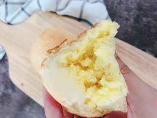 椰蓉奶酥夹心面包,烤箱180°，烤15分钟左右，表面呈金黄色即可