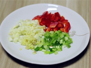 红烧肉沫茄子,葱姜蒜切末，红彩椒切丁，喜欢辣的可以把红彩椒换成小米椒