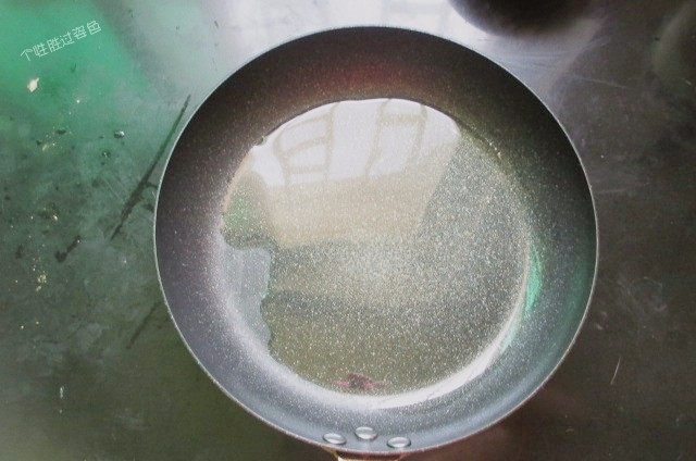 茄子炖豆角,锅中倒入适量的油
