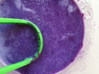 蔓越莓紫薯发糕,倒入配方奶搅拌均匀