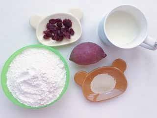 蔓越莓紫薯发糕,食材准备：紫薯150克 面粉200克 配方奶140克（不是毫升哦） 酵母3克 蔓越莓适量（喜欢可以多加 不喜欢可以换成其它 比如红枣 葡萄干之类的）