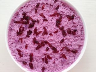 蔓越莓紫薯发糕,撕去保鲜膜后撒上少许蔓越莓干 冷水上锅蒸30分钟焖10分钟