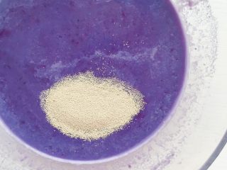 蔓越莓紫薯发糕,加入酵母混合