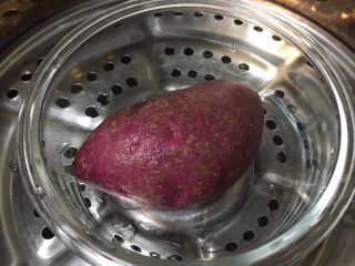 蔓越莓紫薯发糕,食材处理：紫薯洗净上锅蒸熟