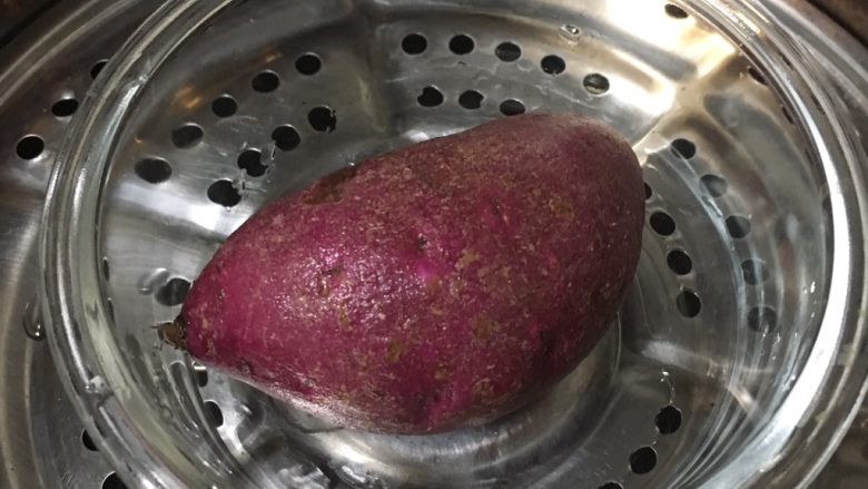 蔓越莓紫薯发糕,食材处理：紫薯洗净上锅蒸熟