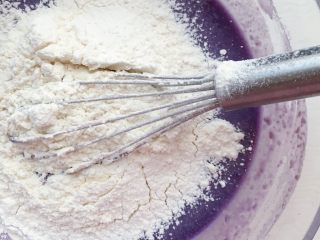 蔓越莓紫薯发糕,筛入低筋面粉